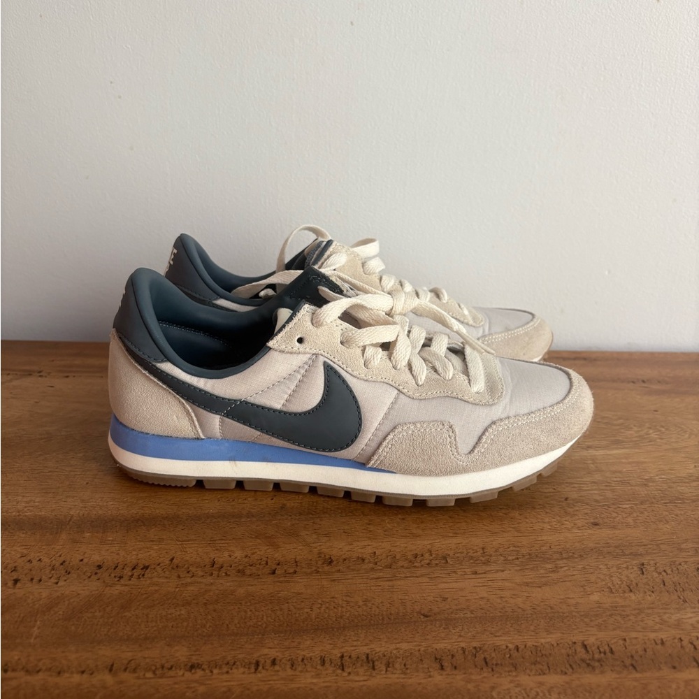 Nike Air Pegasus women’s size 7.5 cream/blue